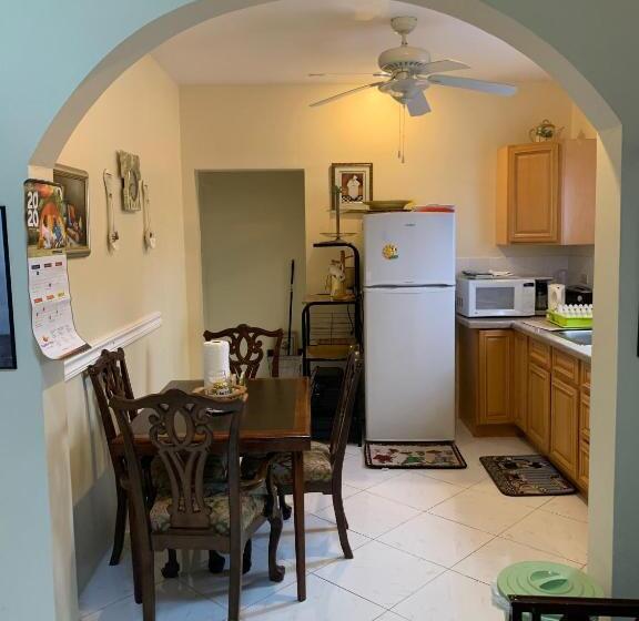 اتاق استاندارد با تخت بزرگ, Aileen Palm Cove Ja