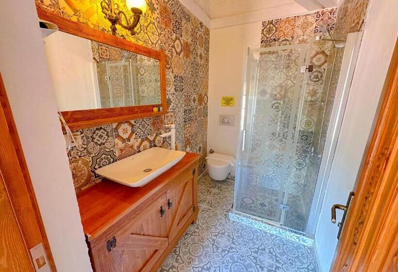 اتاق استاندارد با چشم‌انداز استخر, Stone Garden Tas