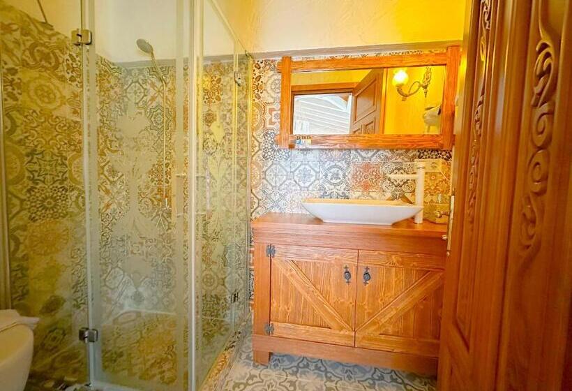 اتاق استاندارد با چشم‌انداز استخر, Stone Garden Tas