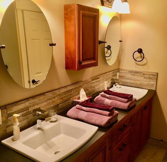 Люкс Повышенной Комфортности, Kootenay Wild Guest Suites