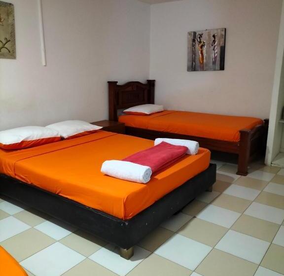 Четырехместный Номер Стандарт, Posada Miss Joyce House