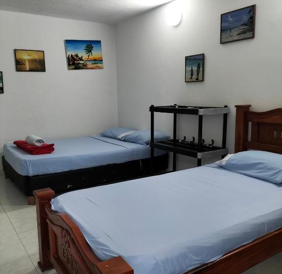 Четырехместный Номер Стандарт, Posada Miss Joyce House