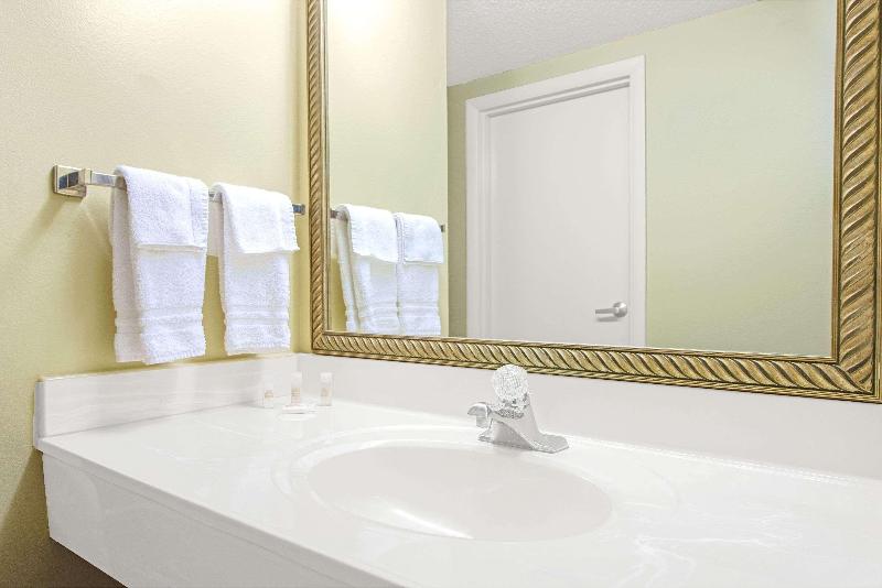 带大床的标准间, Days Inn By Wyndham St. Louis/westport Mo