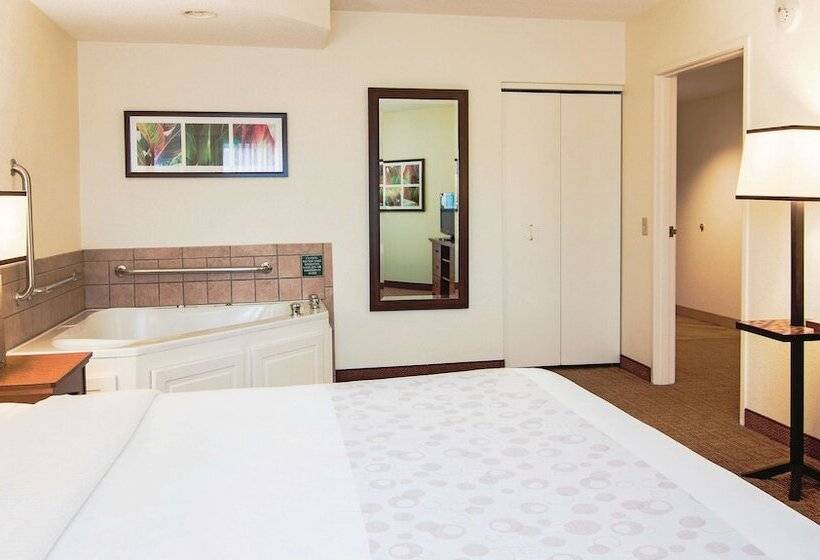Deluxe Suite, La Quinta By Wyndham Bannockburn Deerfield