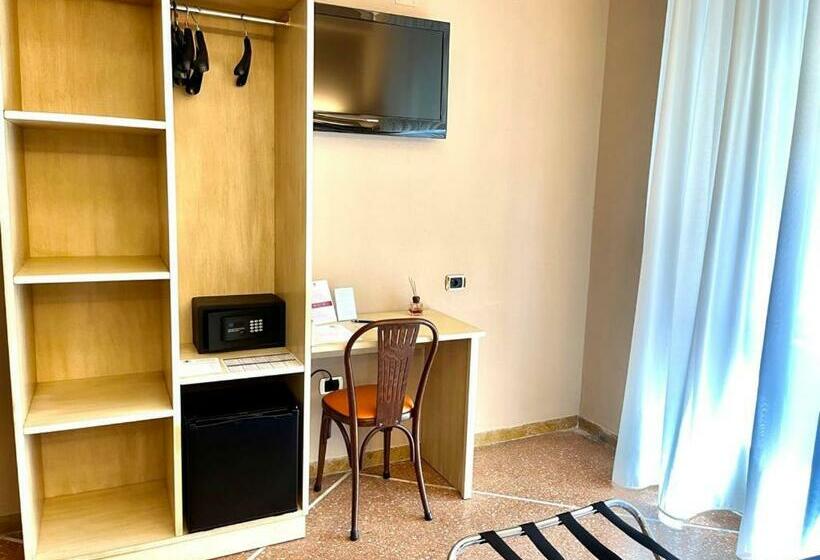 اتاق استاندارد, Maria