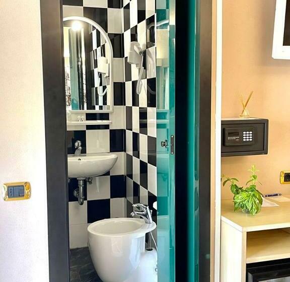 اتاق استاندارد یک نفره, Maria