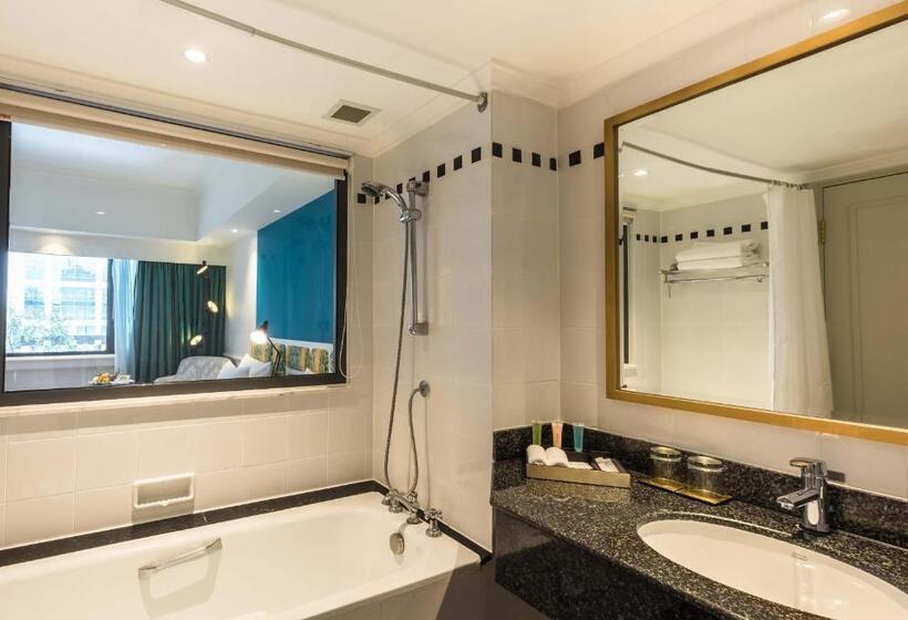 اتاق اجرایی, Saigon Prince