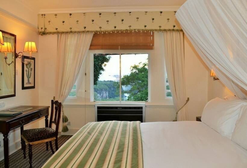 سوئیت با تخت بزرگ, The Victoria Falls