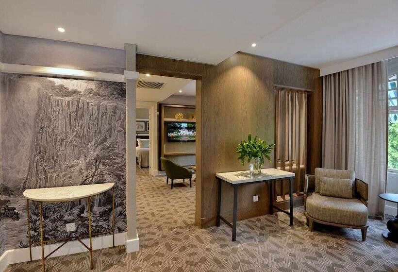 سوئیت با تخت بزرگ, The Victoria Falls