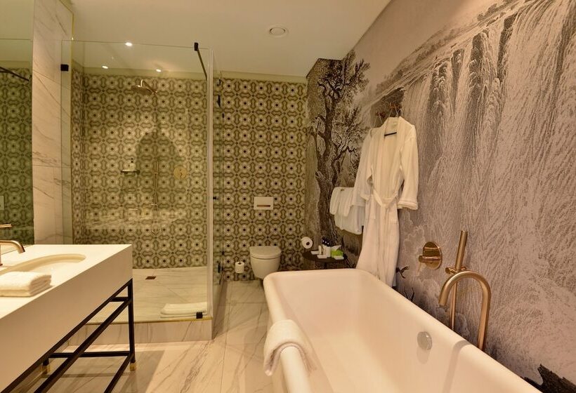 سوئیت با تخت بزرگ, The Victoria Falls