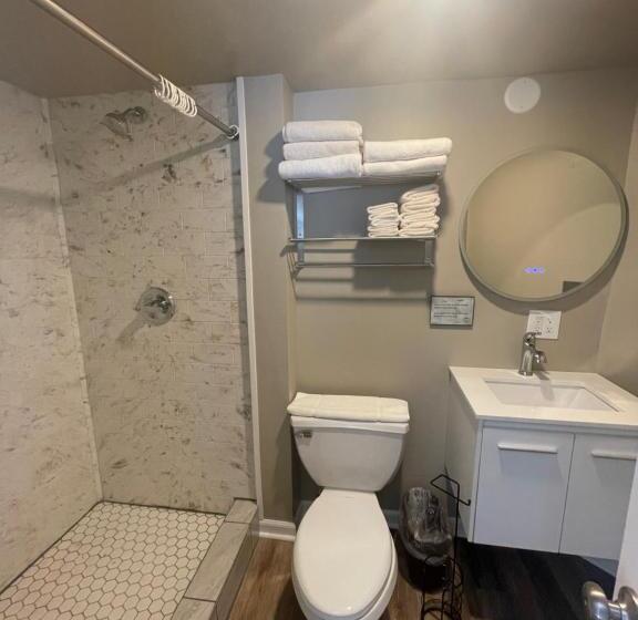 جناح سرير كينج, Woodland Motel