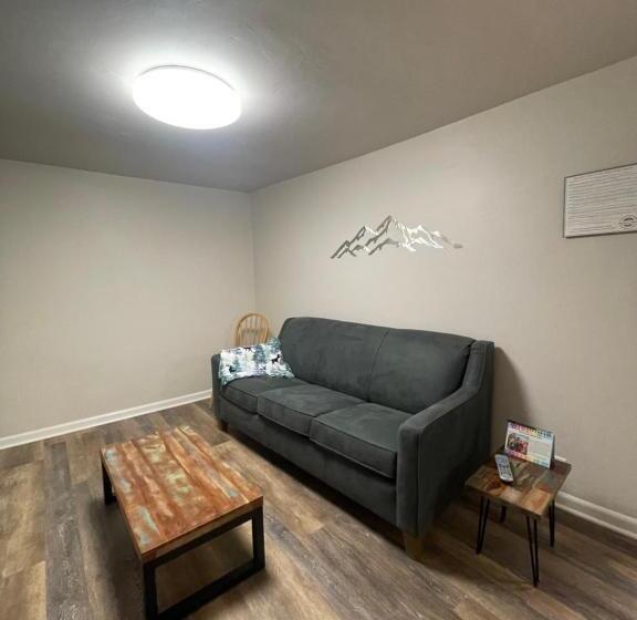 جناح سرير كينج, Woodland Motel