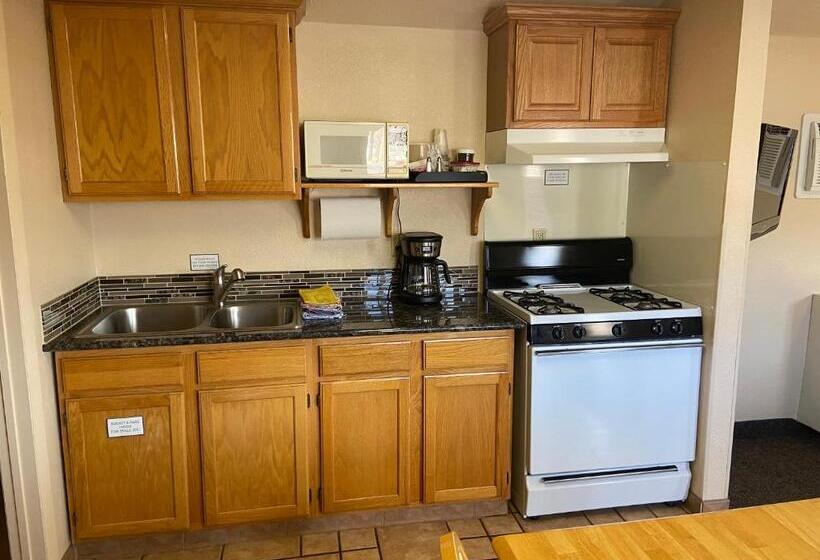 غرفة عائلية, Woodland Motel