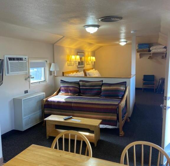 غرفة عائلية, Woodland Motel