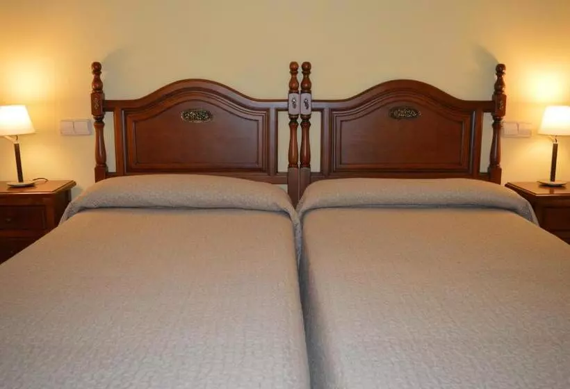 آپارتمان یک خوابه با دری مشترک که هال را جدا می کند., Hostal Revinuesa