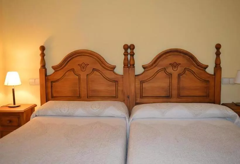 آپارتمان یک خوابه با دری مشترک که هال را جدا می کند., Hostal Revinuesa