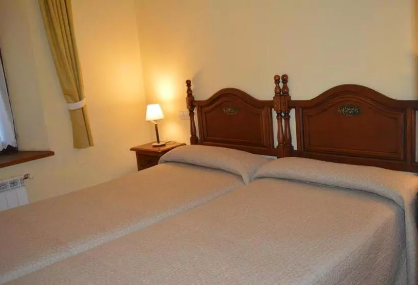 آپارتمان یک خوابه با دری مشترک که هال را جدا می کند., Hostal Revinuesa