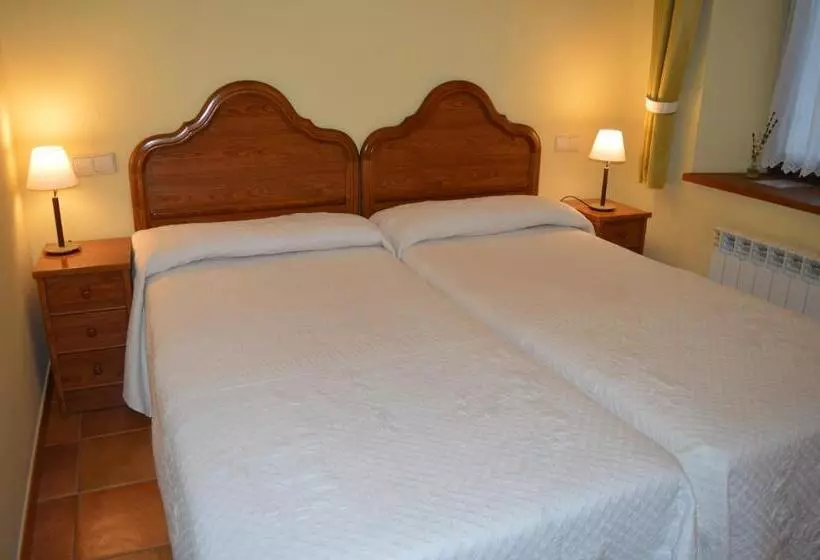 آپارتمان یک خوابه با دری مشترک که هال را جدا می کند., Hostal Revinuesa