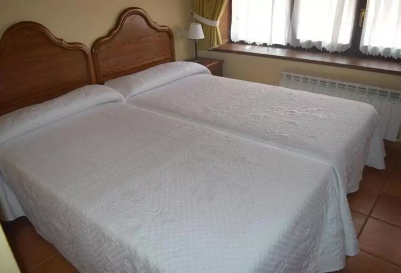 آپارتمان یک خوابه با دری مشترک که هال را جدا می کند., Hostal Revinuesa