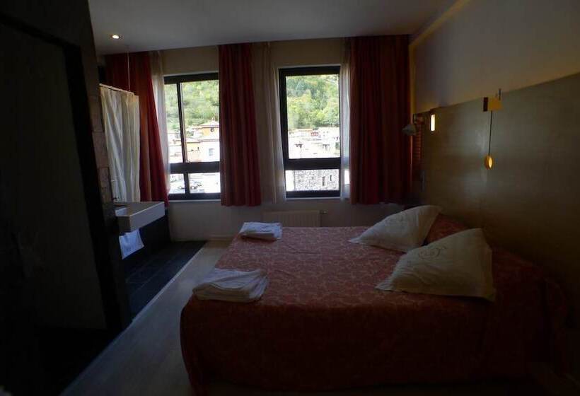 جناح مطلّ علي الجبل, Castillo Del Alba