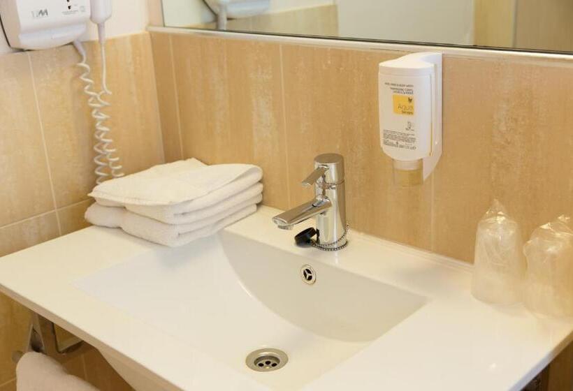 اتاق استاندارد سه نفره, Le Clocher De Rodez Centre Gare