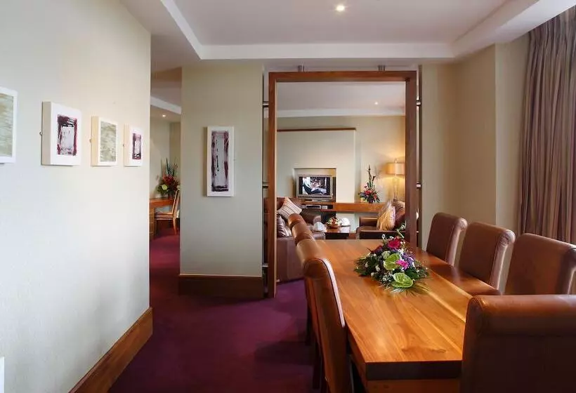 エクゼクティブルーム, Tullamore Court