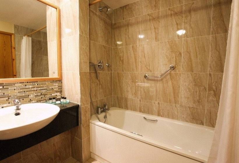 Семейный Номер, Tullamore Court