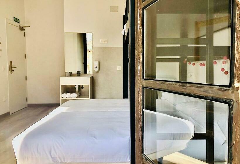 חדר סטנדרט לשלושה, Quartier Leon Hostel Barrio Húmedo