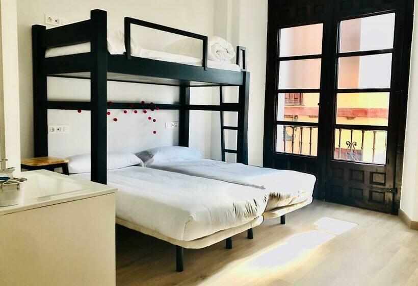 اتاق استاندارد سه نفره, Quartier Leon Hostel Barrio Húmedo