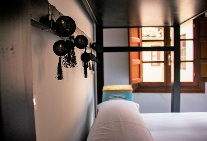 חדר סטנדרט לשלושה, Quartier Leon Hostel Barrio Húmedo