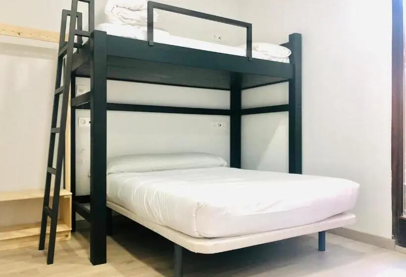 اتاق استاندارد سه نفره, Quartier Leon Hostel Barrio Húmedo