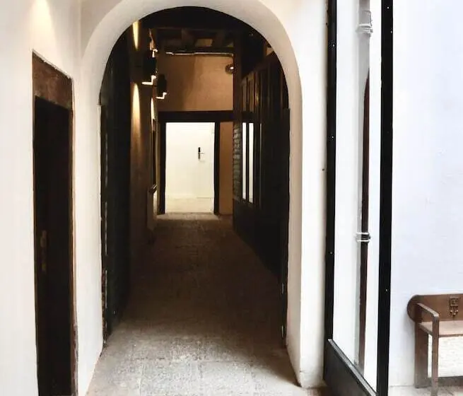 اتاق استاندارد سه نفره, Quartier Leon Hostel Barrio Húmedo
