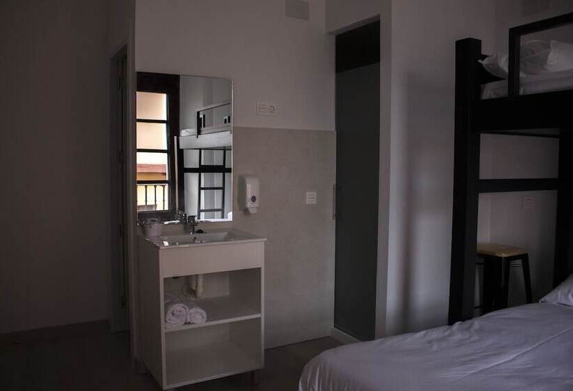 חדר סטנדרט לשלושה, Quartier Leon Hostel Barrio Húmedo