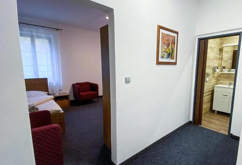 Семейный Номер, Sýkora