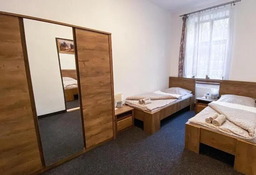 スタンダード4人部屋, Sýkora