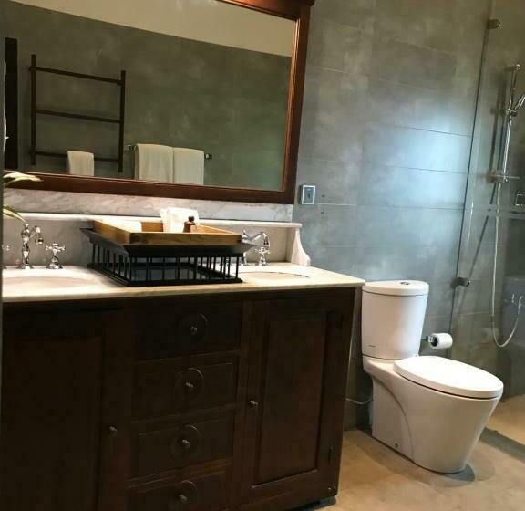 غرفة ديلوكس, The Postcard Galle