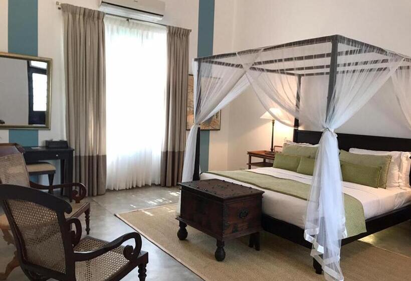 غرفة ديلوكس, The Postcard Galle