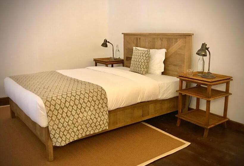 جناح عائلي, The Postcard Galle