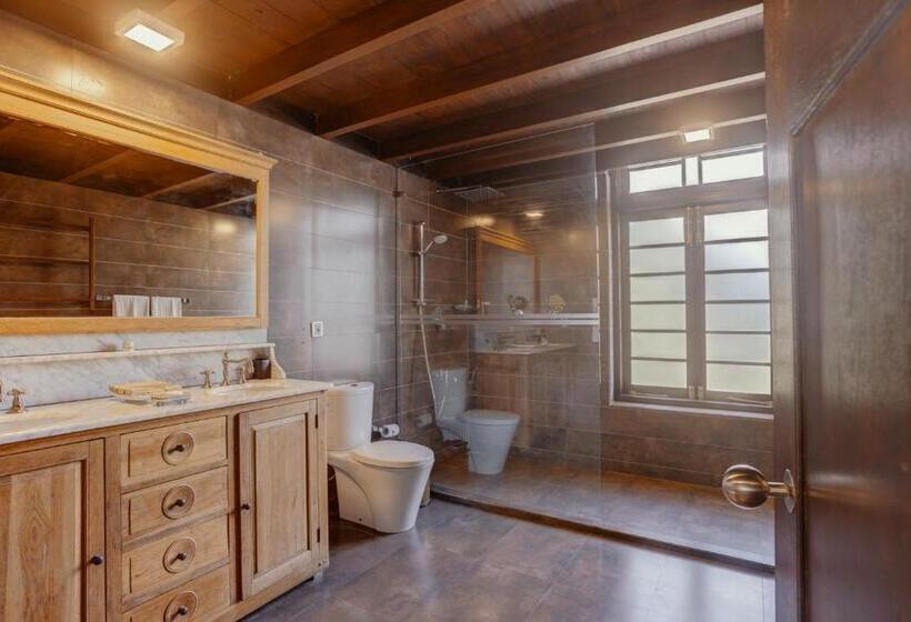 جناح عائلي, The Postcard Galle