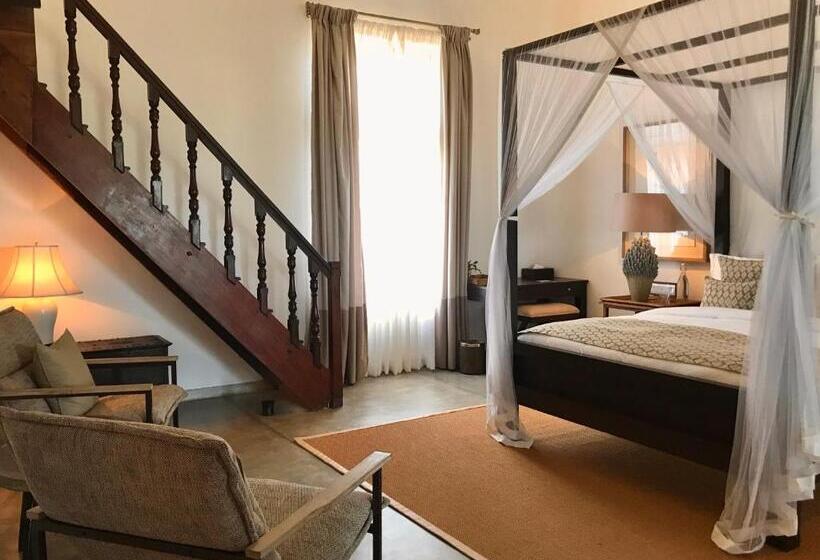 جناح عائلي, The Postcard Galle