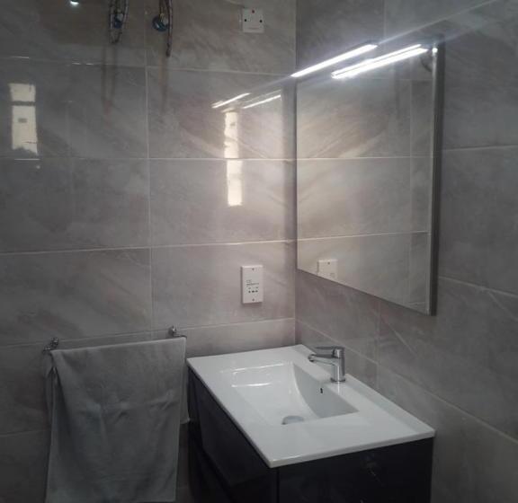 اتاق استاندارد چهار تخته با چشم‌انداز دریا, Jessica Flat Malta Royal Guesthouse