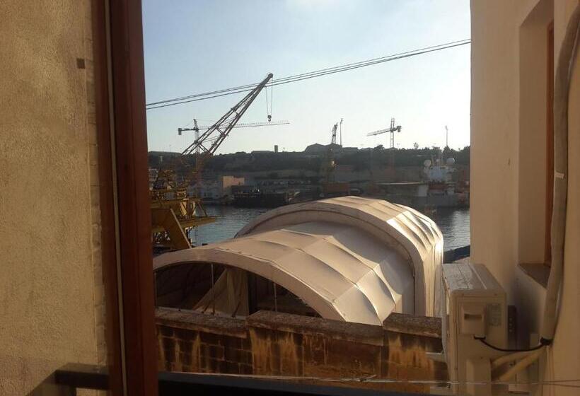 اتاق استاندارد چهار تخته با چشم‌انداز دریا, Jessica Flat Malta Royal Guesthouse