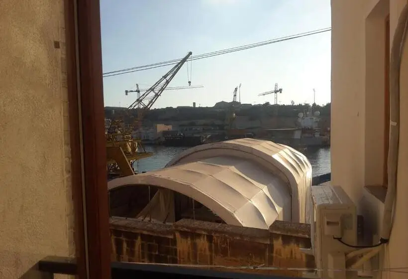 اتاق استاندارد چهار تخته با چشم‌انداز دریا, Jessica Flat Malta Royal Guesthouse