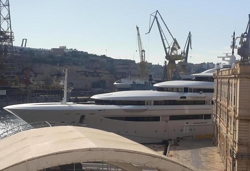 اتاق استاندارد چهار تخته با چشم‌انداز دریا, Jessica Flat Malta Royal Guesthouse