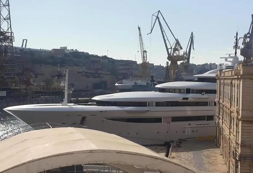 اتاق استاندارد چهار تخته با چشم‌انداز دریا, Jessica Flat Malta Royal Guesthouse