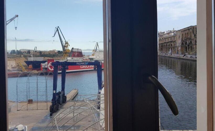 اتاق استاندارد چهار تخته با چشم‌انداز دریا, Jessica Flat Malta Royal Guesthouse