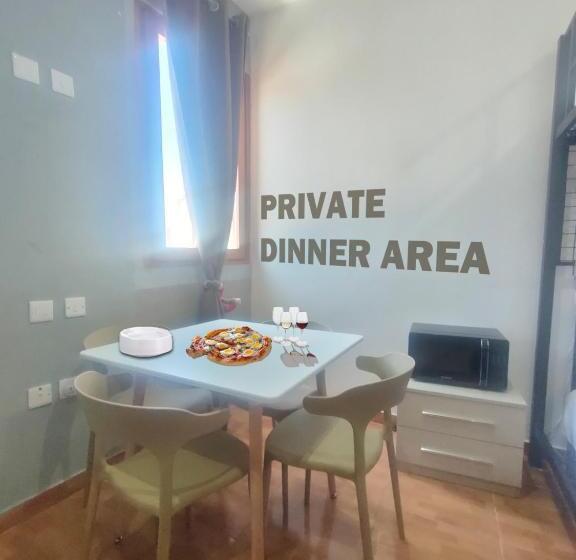 اتاق استاندارد چهار تخته با چشم‌انداز دریا, Jessica Flat Malta Royal Guesthouse