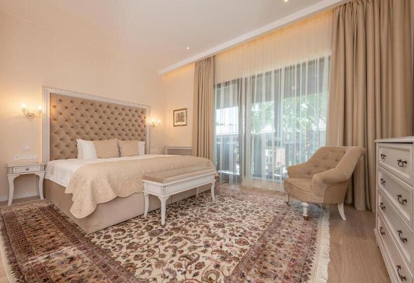 سوییت لوکس, Pušų Paunksnėje