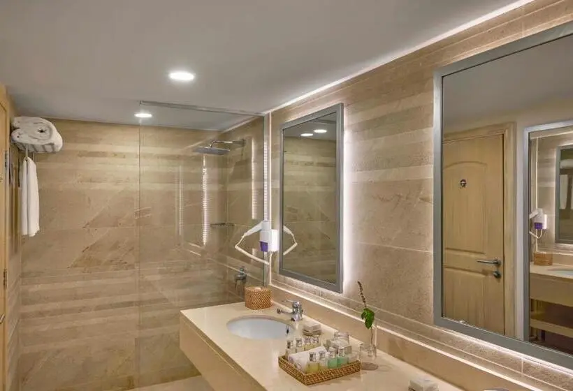 سوییت جونیور, Jaz Costa Mares Adults Only 16+