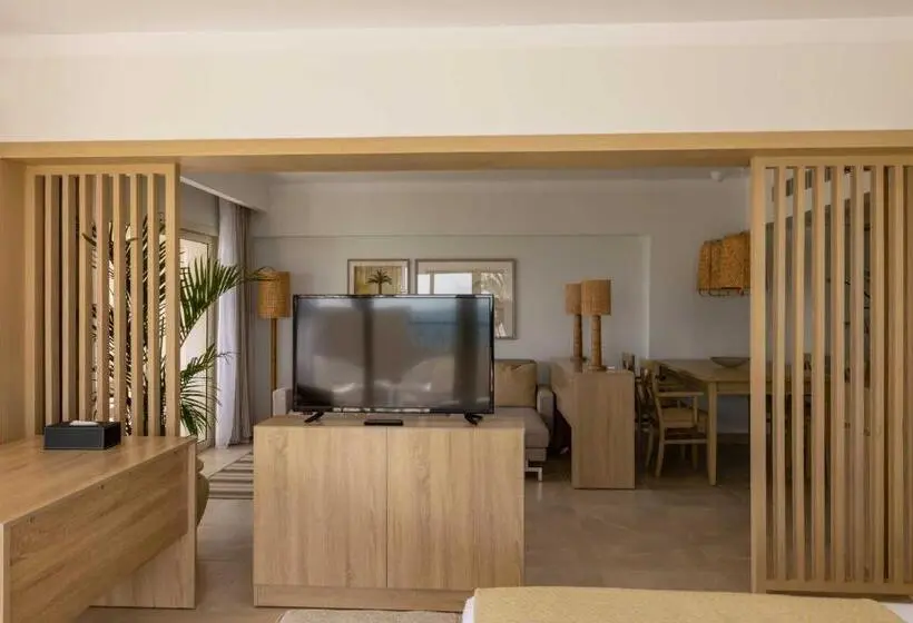 سوییت جونیور, Jaz Costa Mares Adults Only 16+